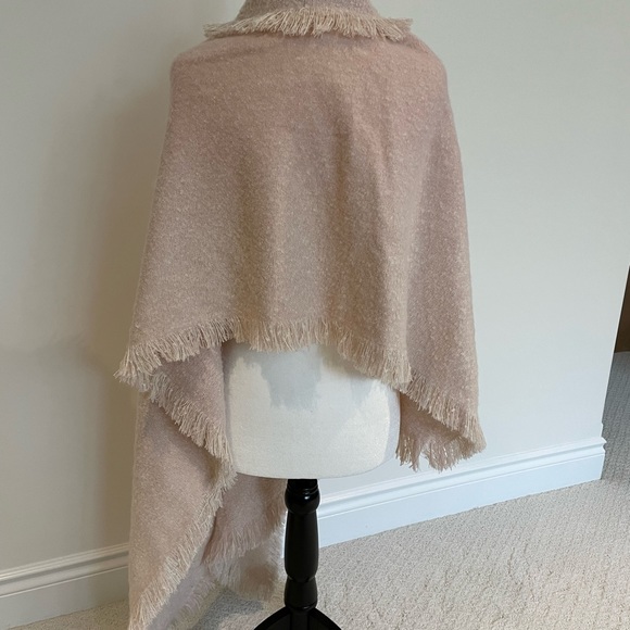 Love & Lore Reading Shawl/Wrap - Picture 2 of 5